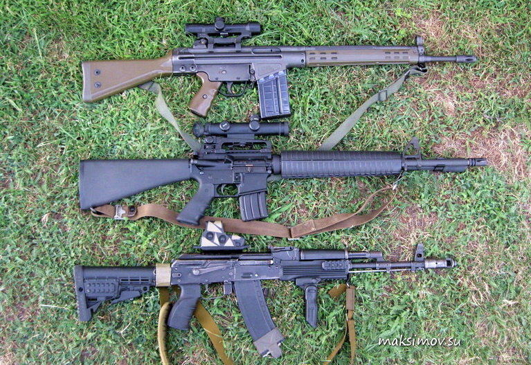 М 16 в россии. АК 74 vs m16. АКМ И м16. Американская винтовка м16. Винтовка м16 и автомат Калашникова.